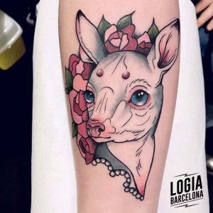 tatuaje-muslo-ciervo-flores-logia-tattoo-stefano-giorgi 